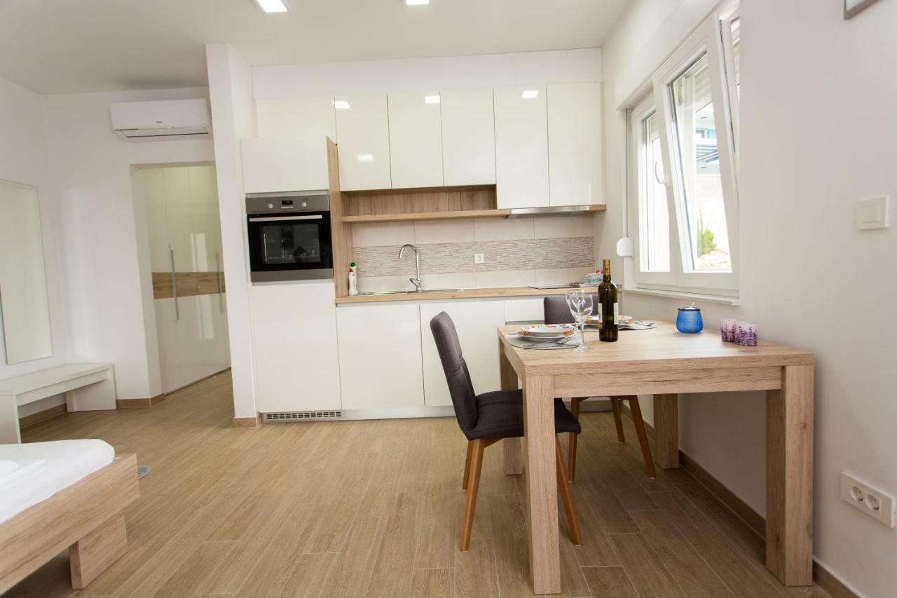 אומיס Villa Sara With Sea View And Private Heated Pool מראה חיצוני תמונה