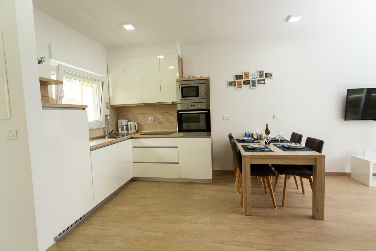 אומיס Villa Sara With Sea View And Private Heated Pool מראה חיצוני תמונה